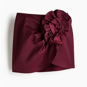 H&M burgundy APPLIQUÉD MINI SKIRT, sz 6